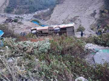 दार्चुलाबाट महेन्द्रनगर आइरहेकाे  बस दुर्घटना, १४ जना घाइते
