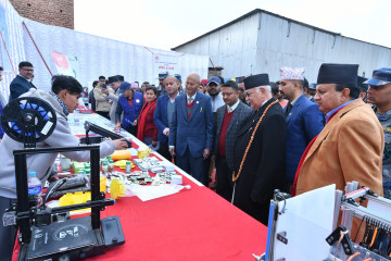 एमाले मुख्यालयमा प्रविधि प्रदर्शनी, ओलीले गरे चाखपूर्वक अवलाेकन
