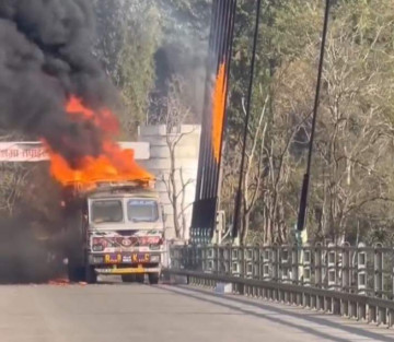 आगलागी भएपछि कर्णाली पुलमा सवारी आवागमन ठप्प (अपडेट)