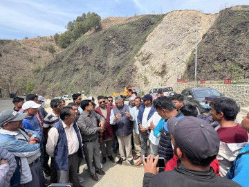 बञ्चरेडाँडावासीको आन्दोलनमा कांग्रेस नेता केसीको ‍ऐक्यबद्धता