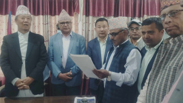 कोशीमा एमालेका हिक्मत कार्कीलाई मुख्यमन्त्री बनाउन भन्दै एमाले–माओवादीको प्रदेश प्रमुखसमक्ष निवेदन