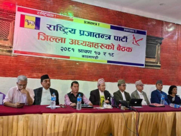 राजेन्द्र लिङ्देनलाई विक्रम पाण्डेको प्रश्न– रवीन्द्र मिश्रलाई किन सुकुम्बासी बनाइयो ?