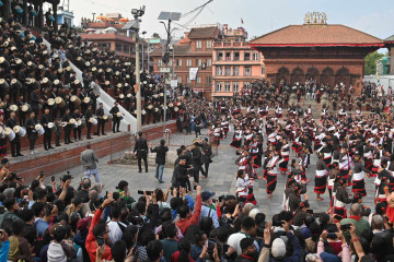 एक हजार जनाले धिमे बाजा बजाएर कीर्तिमान (तस्वीरहरू) 