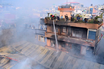 काठमाडाैंको चाबहिलमा आगलागी, निभाउने प्रयास जारी (तस्वीरहरू)