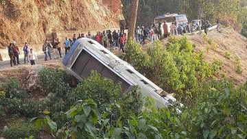 बाजुराबाट विद्यार्थी बोकेर पोखरा हिँडेको बस सुर्खेतमा दुर्घटना 