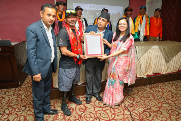 दुवै खुट्टा गुमाएका सगरमाथा आरोही हरिबहादुर बुढालाई राष्ट्रपतिको बधाई 