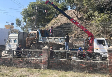बागमती नदी किनारका बेवारिसे सवारीसाधन हटाउन सुरु