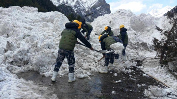 हिउँले अवरुद्ध मनाङको खाङ्सार–चामे सडक खुलाउँदै सशस्त्र प्रहरी
