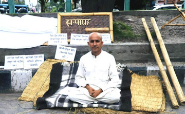 सत्याग्रहमा बसेका दिक्तेलका मेयर भन्छन्– सरकारले लभ लेटर मात्र पठायो (भिडियो)