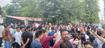 सुदूरपश्चिमको मुख्यमन्त्री कार्यालयमा छिरे प्रदर्शनकारी, गरे गाडी तोडफोड