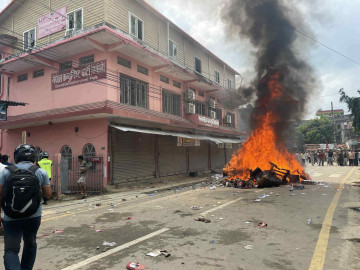 धनगढीमा कर्फ्यु अवज्ञा गर्दै प्रदर्शन, एमाले र कांग्रेस पार्टी कार्यालयमा आगजनी