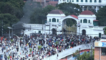 सुरक्षा घेरा तोडेर सिंहदरबार पसे प्रदर्शनकारी