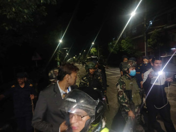 शीतलनिवासबाट सेनाले हटायो पत्रकार, सडक खाली गरिँदै