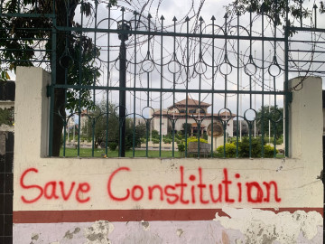 मंगलबार जलाइएको संसद भवनको भित्तोमा नारा– संविधान जोगाऔँ (तस्वीरहरू)