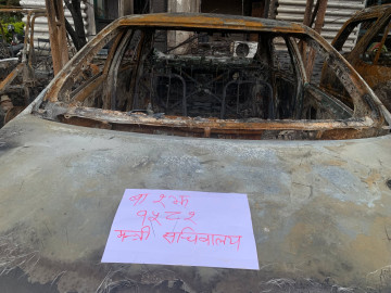 सिंहदरबारमा जलेका सरकारी गाडीमा कागजी नम्बर प्लेट (तस्वीरहरू) 