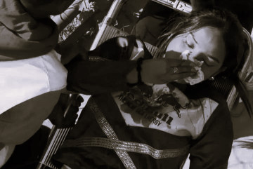 कुशल मल्लले छक्का प्रहार गरेको बल लागेर चियर लिडर घाइते