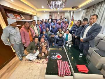 बालकोटका एमाले नेताहरू नेकपामा प्रवेश, प्रचण्डले गरे स्वागत