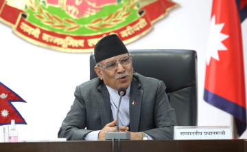 कर्मचारीलाई प्रधानमन्त्रीकाे निर्देशन– नियत सफा राखेर काम गर्नुस्, केही परे म जिम्मा लिन्छु