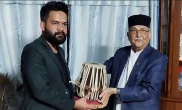 तबला दिएकाे तस्वीर फेसबुकमा राख्दै ओलीले दिए बालेनलाई बधाई