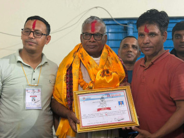 निर्वाचन आयोगले दियाे नेकपा उम्मेदवार यादवलाई निर्वाचित भएको प्रमाण पत्र