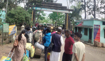 भारतमा ग्यासको संकटले बन्द हुन थाले होटल, सीमानाकामा स्वदेश फर्किनेको लर्को