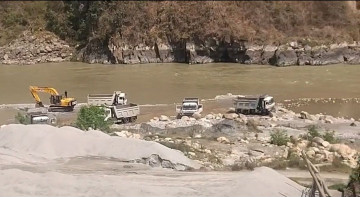 एक्सनमा उत्रिइन् आशिका, त्रिशूलीमा बालुवा–गिट्टी उत्खनन तत्काल रोक्न निर्देशन