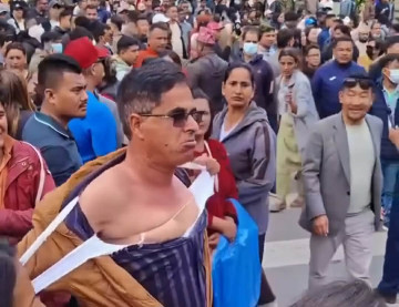 ओली पक्राउको विरोधमा गाउँपालिका अध्यक्ष 'गोली ठोक्नुस' भन्दै प्रदर्शनमा