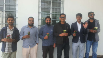 सच्चिन आग्रह गर्दै एमालेका युवाहरूले दिए नेतालाई फूल उपहार