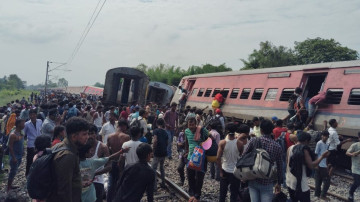 भारतको यूपीमा रेल दुर्घटना 