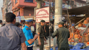 बुटवलमा सडक र फुटपाथ अतिक्रमण गरी बनाइएका संरचनामा चल्याे डाेेजर