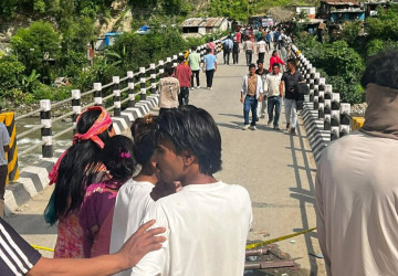 दैलेखमा ट्रककाे ठक्करबाट एक जनाको मृत्यु, कर्णाली राजमार्ग अवरुद्ध