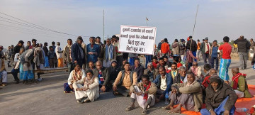 रौतहटमा वागमती पुल निर्माणको माग राख्दै गौर–चपुर सडक खण्ड ठप्प