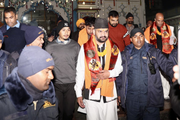 एकाबिहानै जानकी मन्दिरमा बालेन शाह (तस्वीरहरू)