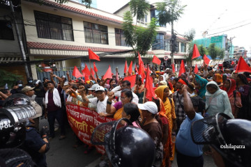 बालुवाटार पुगे लघुवित्तपीडित, प्रहरीले रोकेपछि सडकमै बसे (तस्वीरहरू)