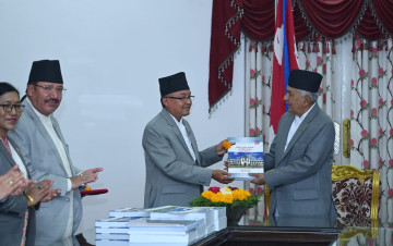 निर्वाचन आयोगले राष्ट्रपतिलाई बुझायो वार्षिक प्रतिवेदन 