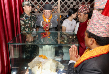 प्रधानमन्त्रीद्वारा पुरातत्विक महत्त्वको  धातु क्वार्ज क्रिस्टल गोर्खा दरबारमा प्रतिस्थापन