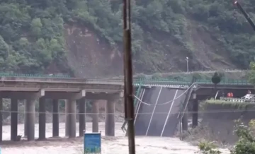 चीनमा पुल खस्दा एघार जनाको मृत्यु , ३० जना बेपत्ता