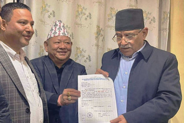 प्रचण्डले  सुम्पिए प्रेम आलेलाई टिकट, कैलाली ५ बाट निर्वाचन लड्‌ने