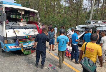 रूपन्देहीकाे भलूहीमा दुई माइक्रो बस आसपमा ठोक्किँदा २ जनाको मृत्यु, १९ घाइते