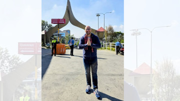 एनपीएलको कमेन्ट्रीका लागि नेपाल आए ‘टक्लु दाइ’, विमानस्थलबाट भने– घर त्यो हो, जहाँ मन हुन्छ