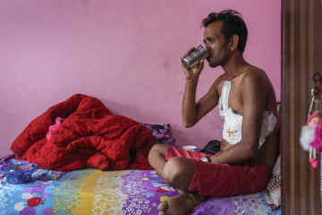 आन्दोलनकारीसँगै देउवानिवासमा जाने क्रममा गोली लागेर घाइते भएका अनिल परियार सहाराविहीन बने