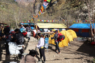 अन्नपूर्ण र मुस्ताङमा पर्यटकको लर्को, व्यवसायी भन्छन्– यति धेरै पर्यटक आऊलान् भनेर कल्पना पनि गरेका थिएनौँ