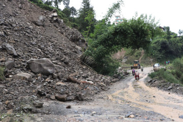 पहिरोले प्रमुख राजमार्गहरू अवरुद्ध