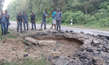 बाँकेमा बम विस्फाेट हुँदा राजमार्गमा भ्वाङ परेकाे पुष्टि, द्वन्द्वकालमा राखिएकाे आशंका