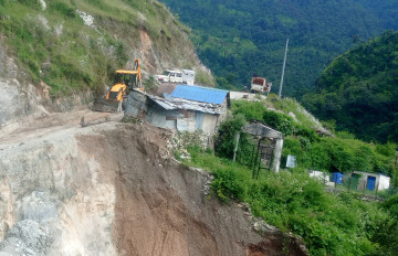 बिग्रेको सडक मर्मतमा ठेकेदारकाे लापर्वाही, बाजुराका बासिन्दालाई दसैँ खल्लाे हुने चिन्ता