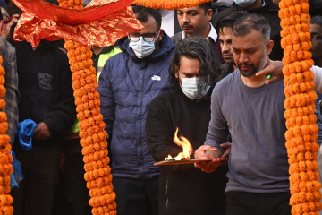बालेनका बुबाको अन्त्येष्टि, पशुपति आर्यघाटमा जे देखियो.. (तस्वीरहरू)