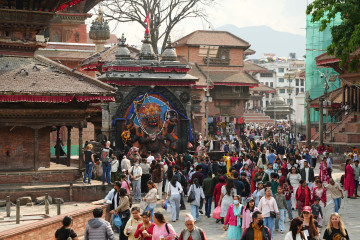 आइतबारको बिदाले गुलजार बन्यो वसन्तपुर [तस्वीरहरू]