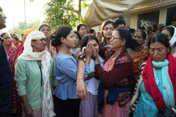 पुष्पाले रुँदै हात हल्लाएर दाइ विपिनलाई बिदा गरेको त्यो दिन