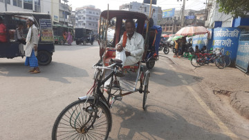 यात्रु बोकेर परिवारको भविष्य खोज्नेहरू...