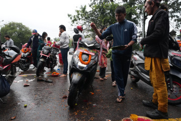 भद्रकाली मन्दिरमा विश्वकर्मा पूजा गर्नेहरूको घुइँचो (तस्वीरहरू)